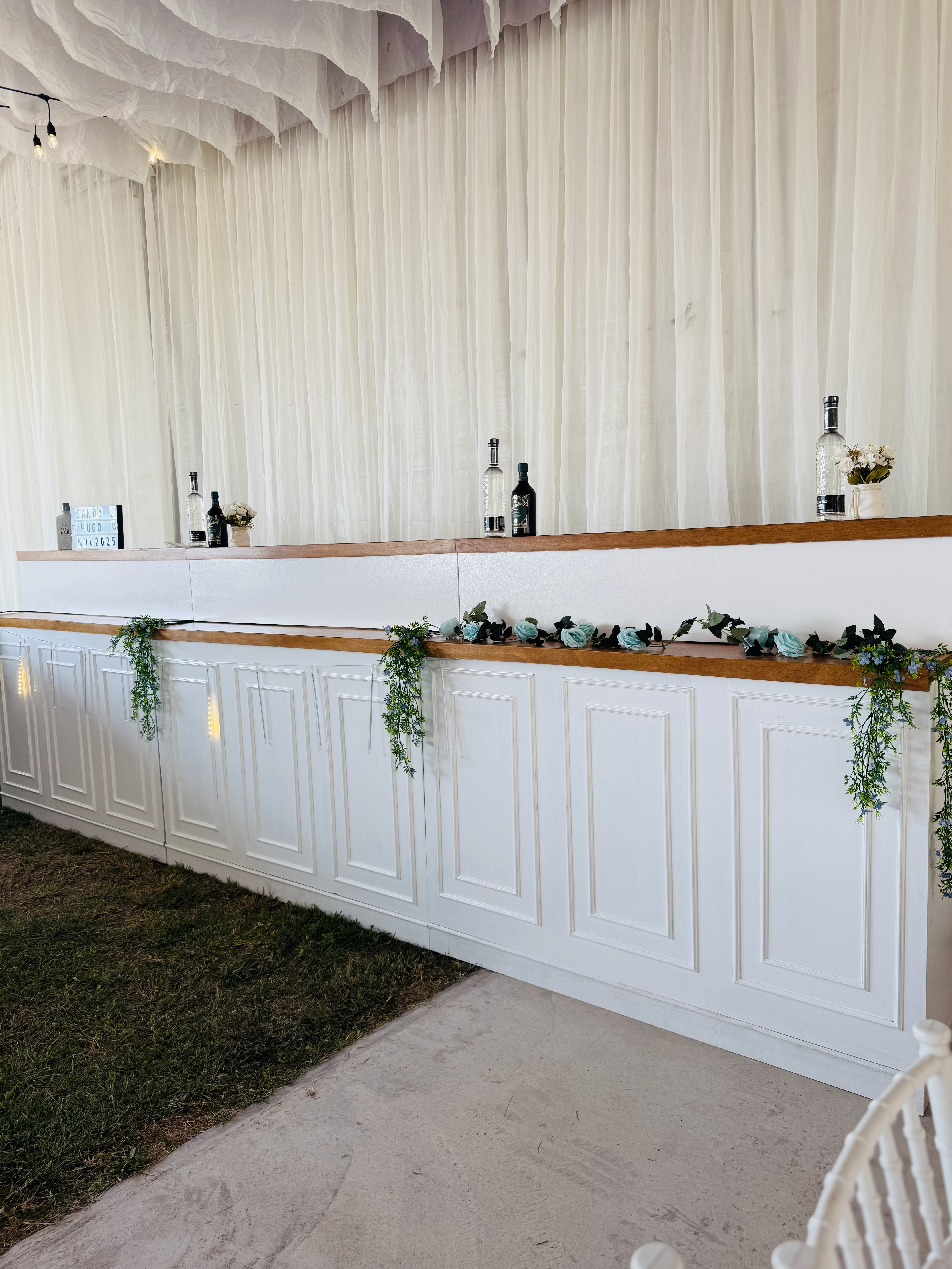 Barra de bebidas con decoración floral