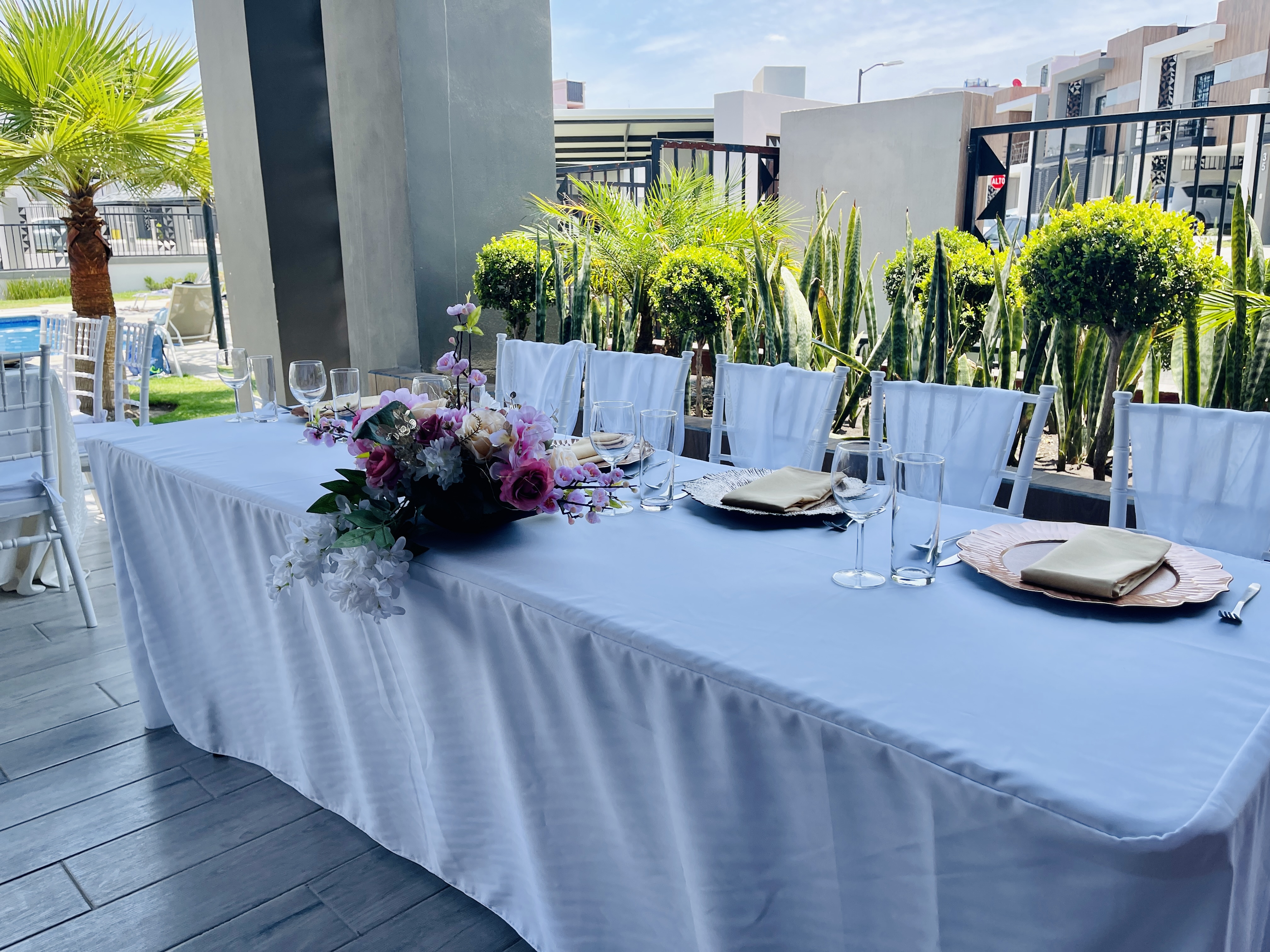 Mesa elegante con flores rosas y decoración morada