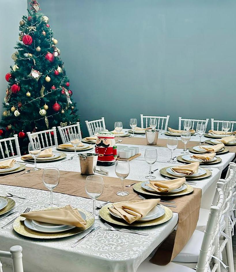 Cena de navidad con decoración de cascanueces